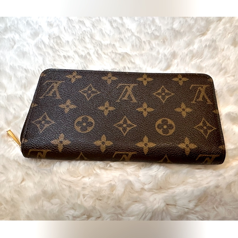 Authentic Louis Vuitton Zippy Wallet
